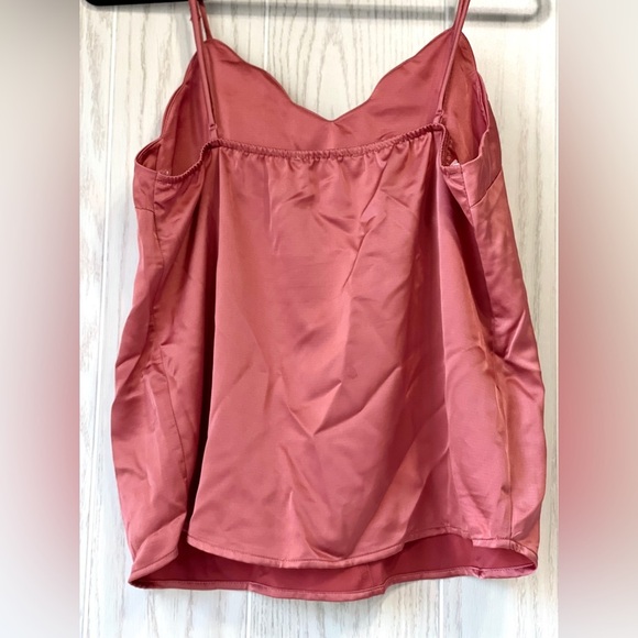 Monteau Women’s scalloped v-neck silk like cami top EUC Size M - Picture 3 of 4